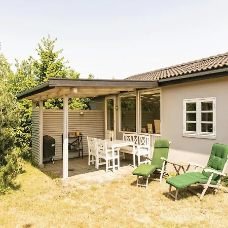 Three-bedroom Holiday In Casa de Férias Rønne