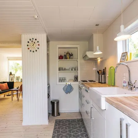 Three-bedroom Holiday In Casa de Férias Rønne